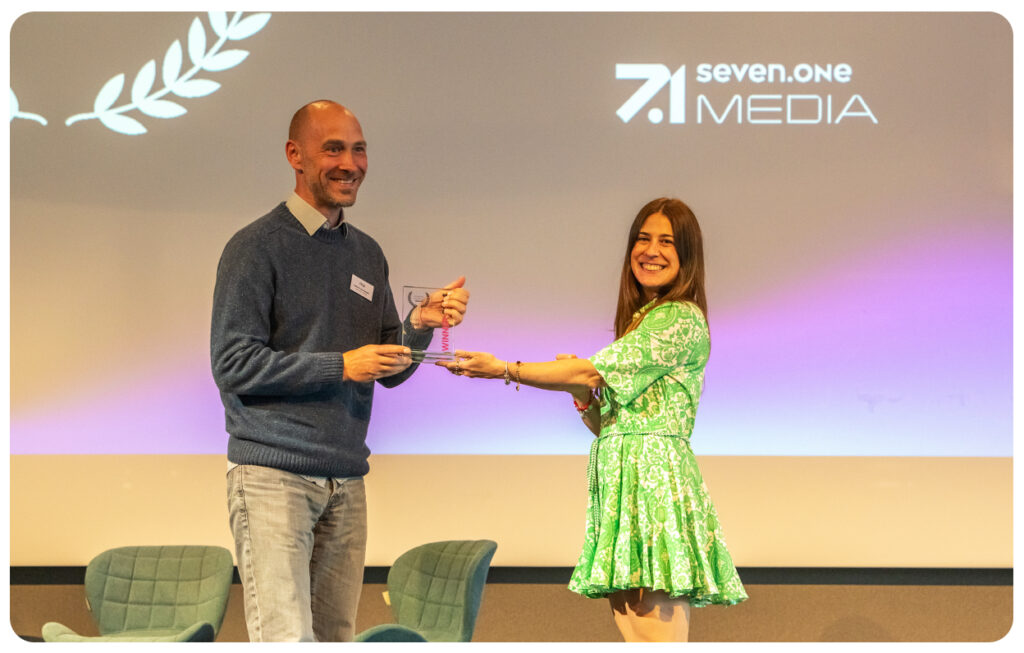 Mariana Berezin, Head of Product Education at smartclip, presenting a smartclip Academy award to Heinrich von Hoessle, Director (Advanced TV Products) at SevenOne Media during PAB 2024 in Sassenheim-Leiden